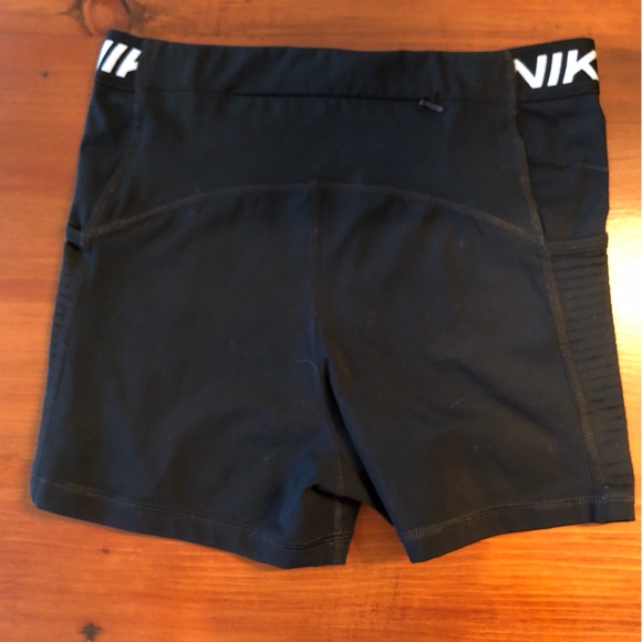 Nike Pro Women's 3" High-Waisted Training Shorts with Pockets - Picture 3 of 5